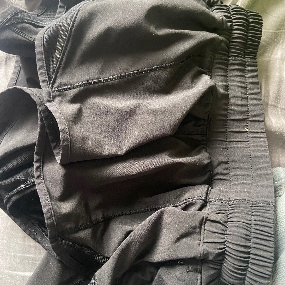 black 2.5 lululemon shorts